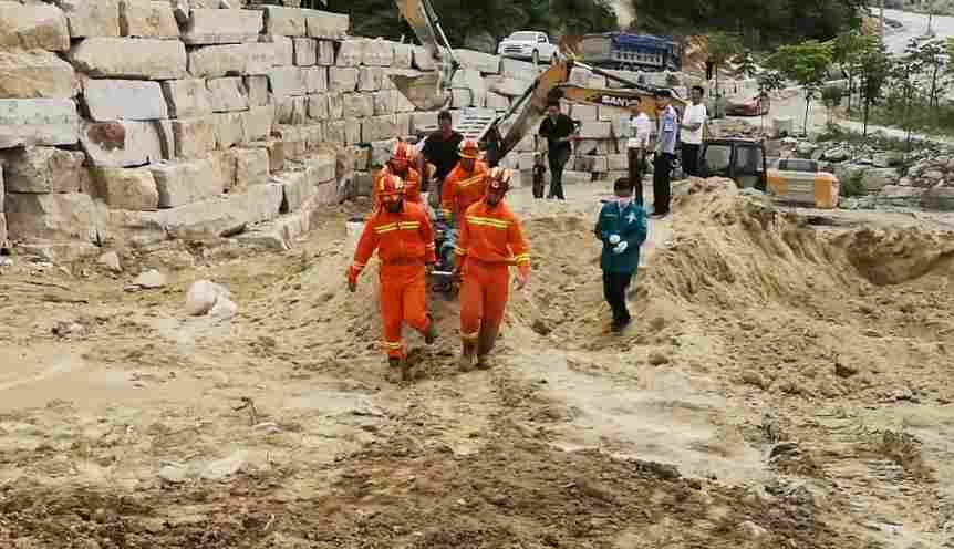 河南罗山一石材厂发生交通事故,司机多处骨折! 河南罗山一石材厂发生交通事故,司机多处骨折!