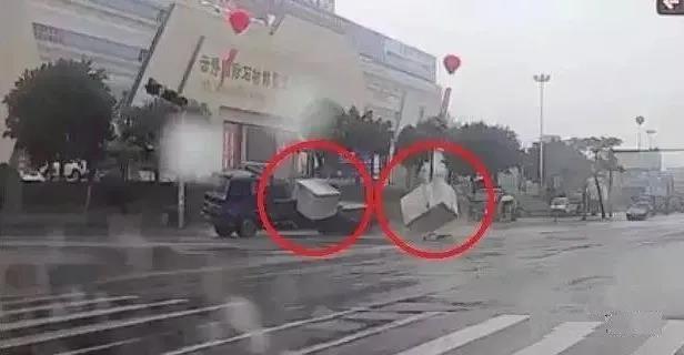 惊险！石材荒料“飞出”货车！