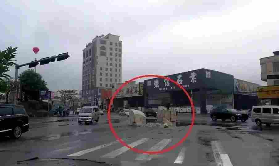 惊险！石材荒料“飞出”货车！