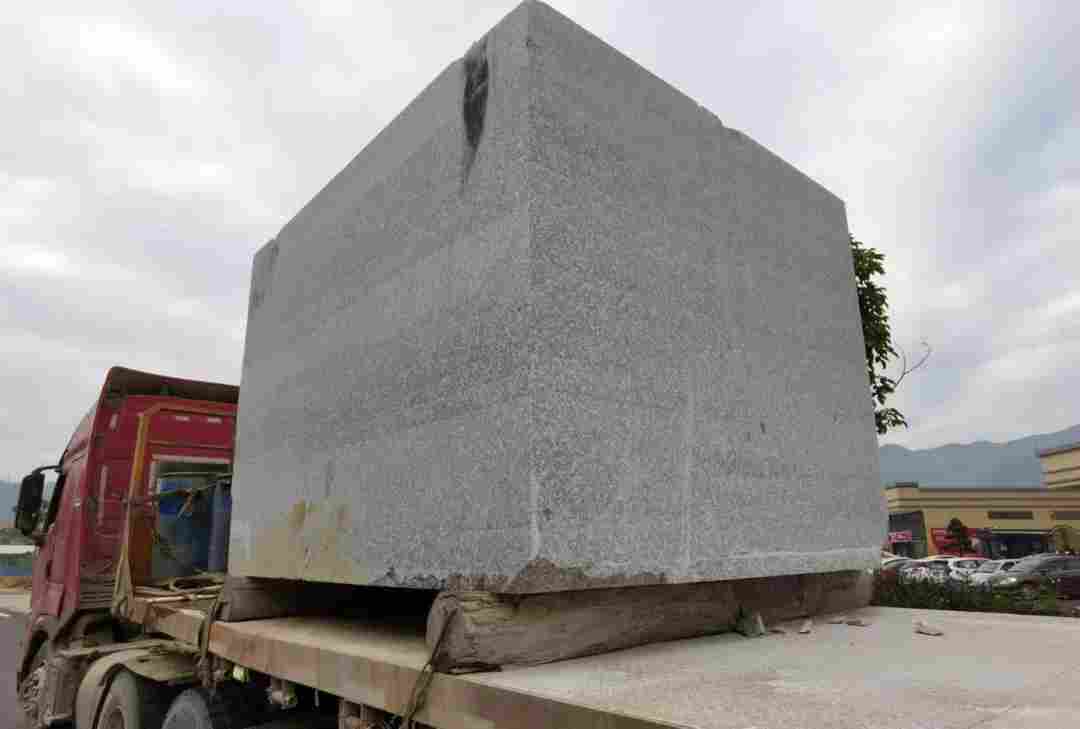 惊险！石材荒料“飞出”货车！