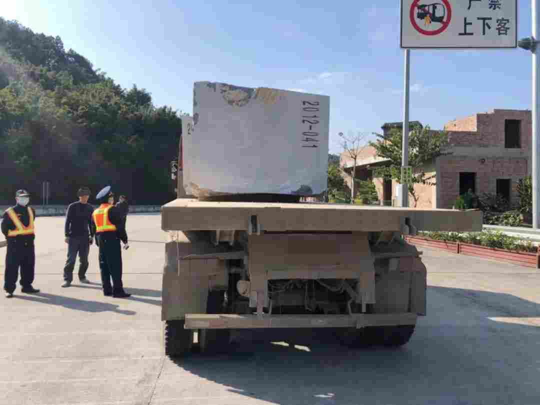 惊险！石材荒料“飞出”货车！