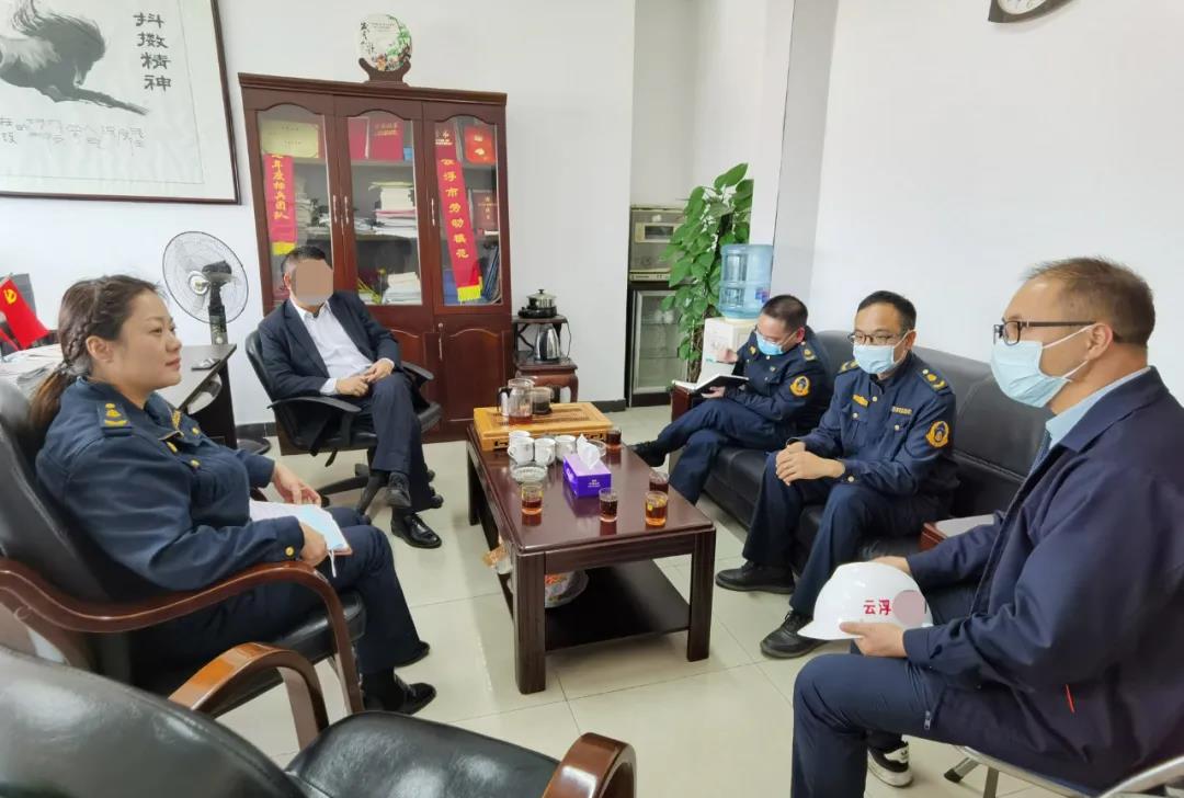 惊险！石材荒料“飞出”货车！