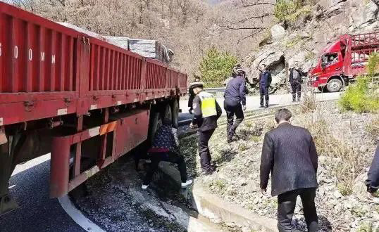 麻城一运送石材大货车，导航驶入隔壁县保护区，吓得不敢走了