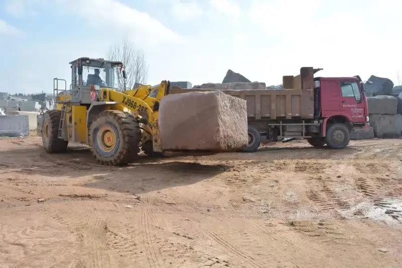 山东荣成虎山镇强力推进石材行业堆积占压问题整治行动