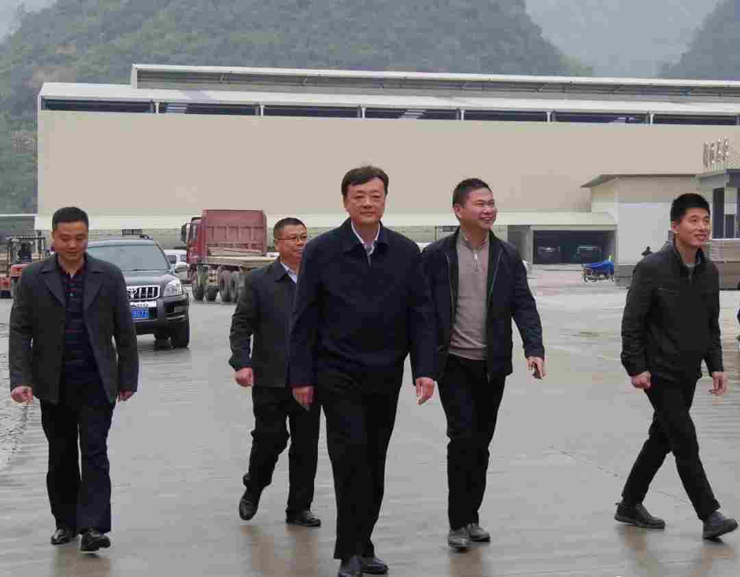 广西恭城县长黄枝君走访石材企业，强调要做好企业服务工作