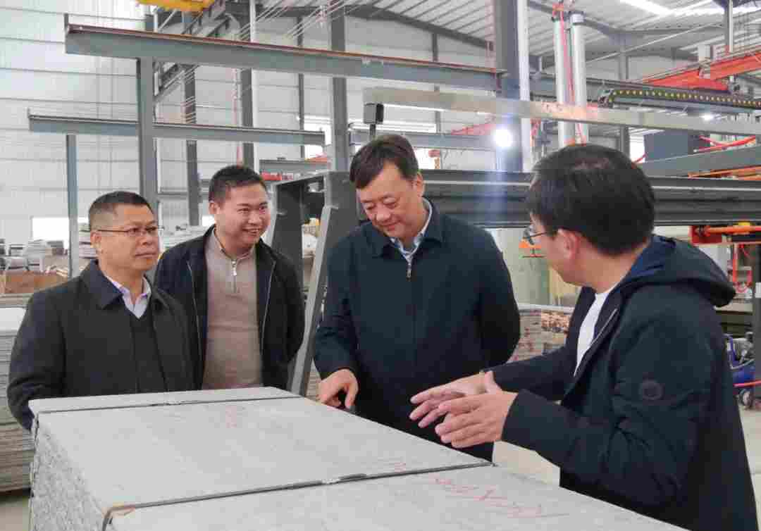 广西恭城县长黄枝君走访石材企业，强调要做好企业服务工作
