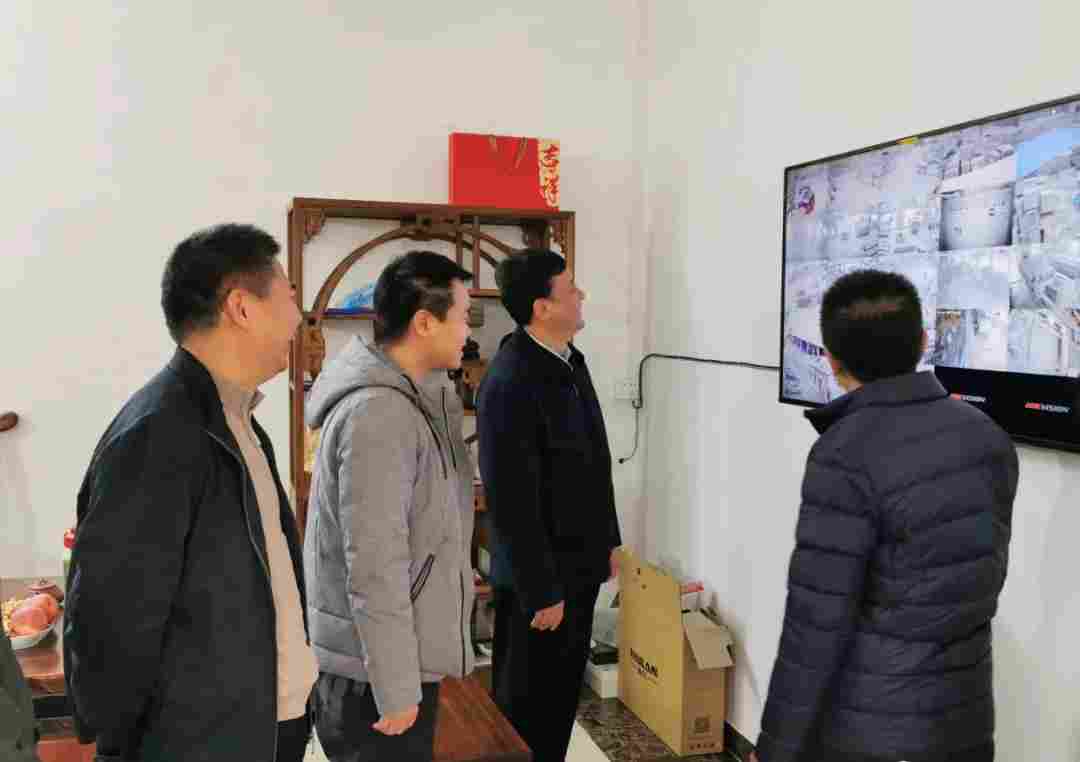 广西恭城县长黄枝君走访石材企业，强调要做好企业服务工作