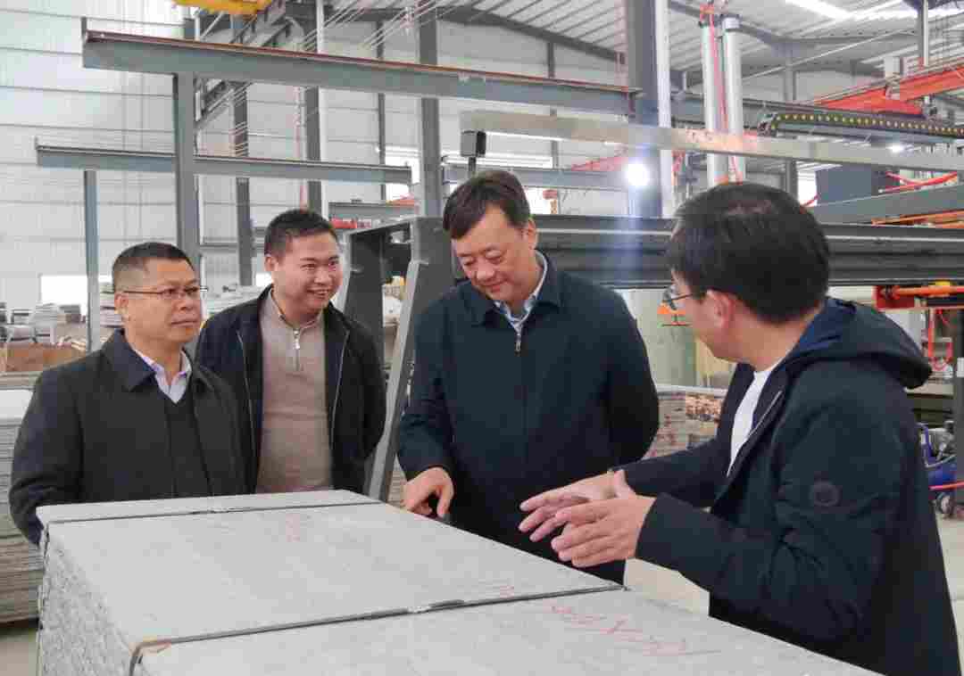 广西恭城县长黄枝君走访石材企业，强调要做好企业服务工作