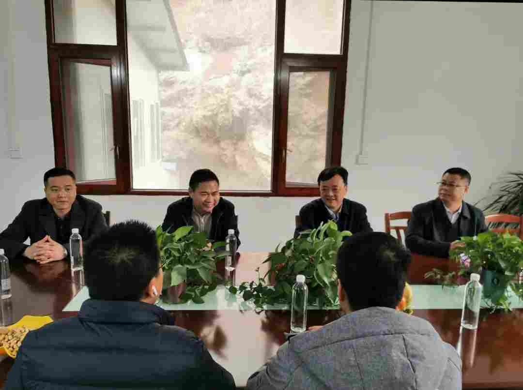 广西恭城县长黄枝君走访石材企业，强调要做好企业服务工作