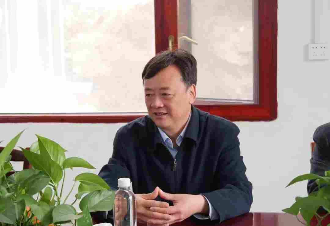 广西恭城县长黄枝君走访石材企业，强调要做好企业服务工作