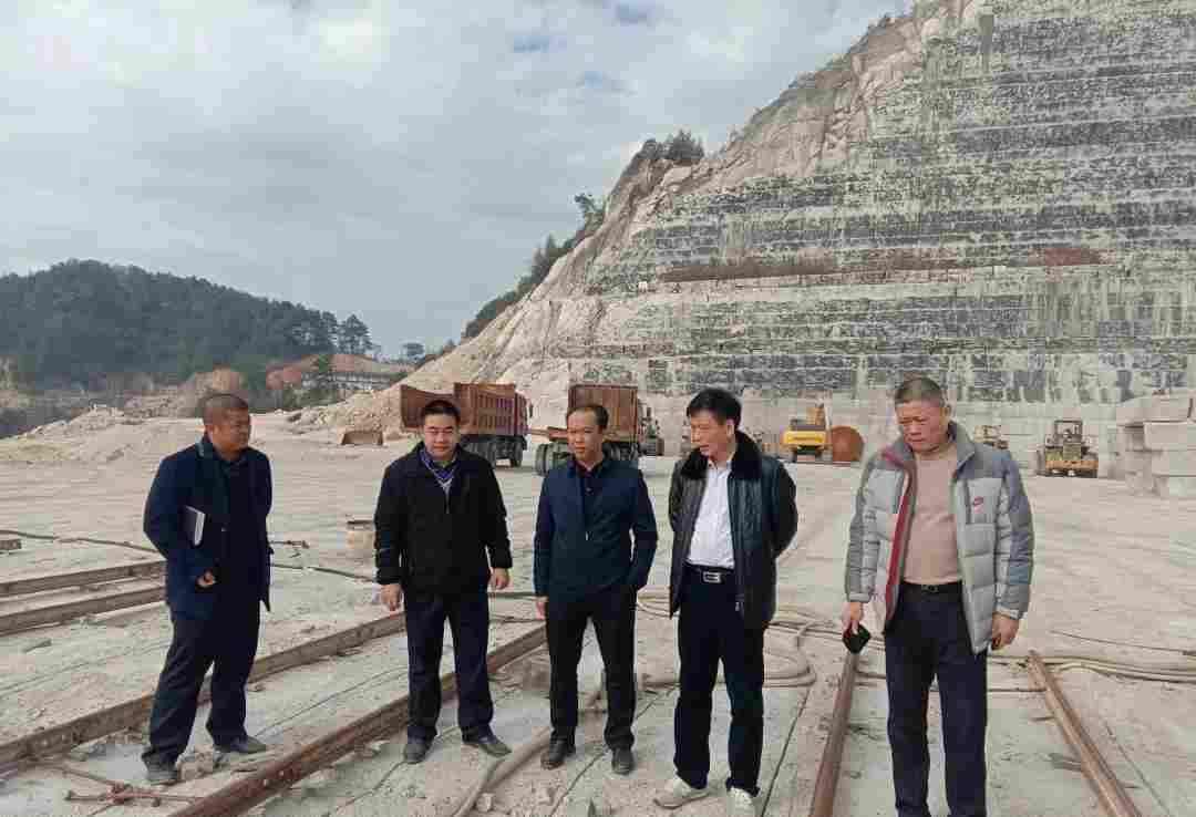 广西贺州市人大常委会副主任卿汤义率队开展石材矿山生态环境保护情况调研 广西贺州市人大常委会副主任卿汤义率队开展石材矿山生态环境保护情况调研