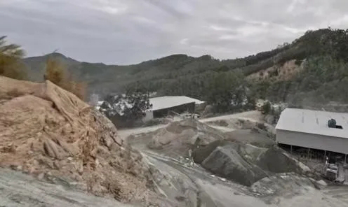 福建泉州磊秀石材涂岭矿山照证到期本应复垦复绿,为何仍昼夜釆挖 福建泉州磊秀石材涂岭矿山照证到期本应复垦复绿,为何仍昼夜釆挖