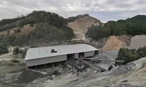 福建泉州磊秀石材涂岭矿山照证到期本应复垦复绿,为何仍昼夜釆挖 福建泉州磊秀石材涂岭矿山照证到期本应复垦复绿,为何仍昼夜釆挖