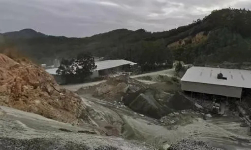 福建泉州磊秀石材涂岭矿山照证到期本应复垦复绿,为何仍昼夜釆挖 福建泉州磊秀石材涂岭矿山照证到期本应复垦复绿,为何仍昼夜釆挖