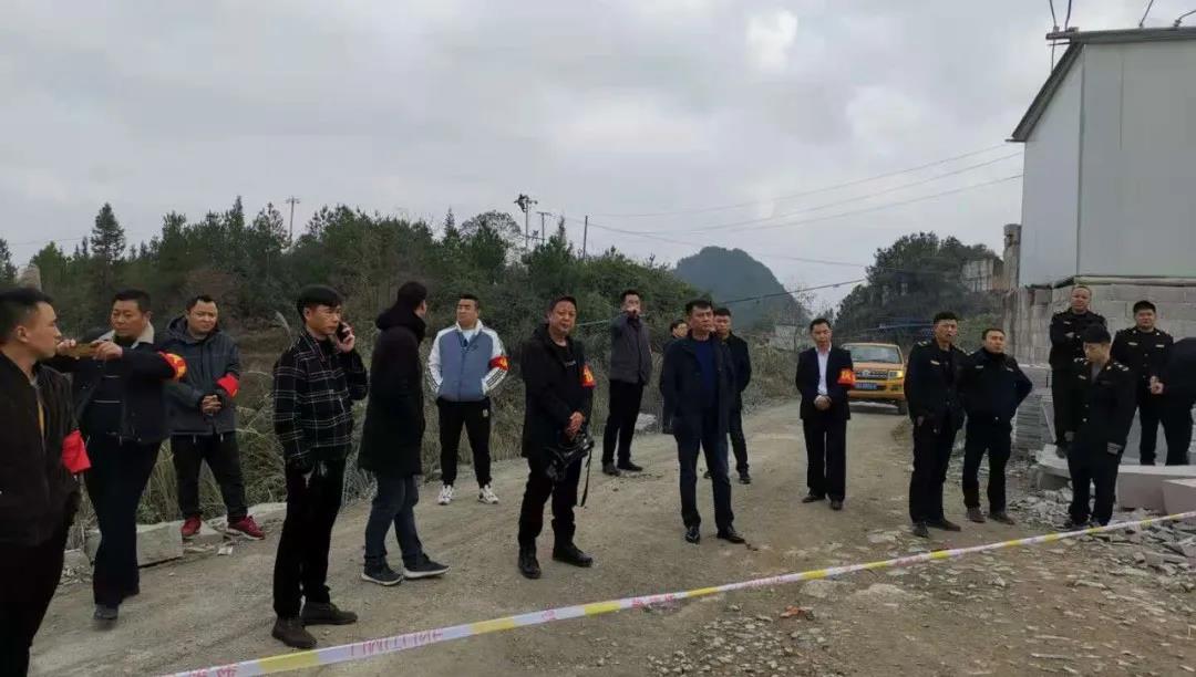 沿河自治县依法强制拆除4家违法开采石材厂