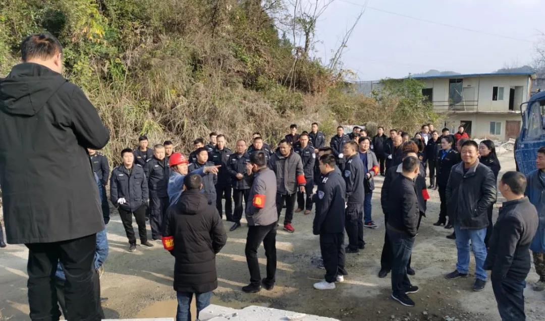 沿河自治县依法强制拆除4家违法开采石材厂