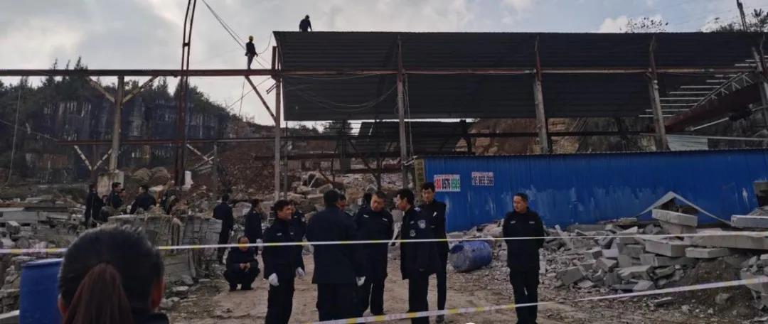 沿河自治县依法强制拆除4家违法开采石材厂