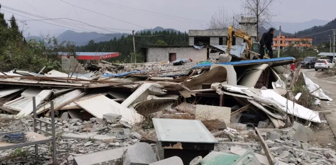 沿河自治县依法强制拆除4家违法开采石材厂