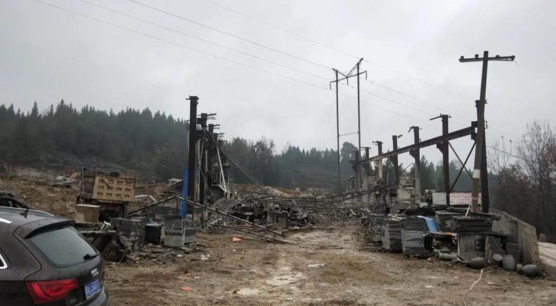 沿河自治县依法强制拆除4家违法开采石材厂