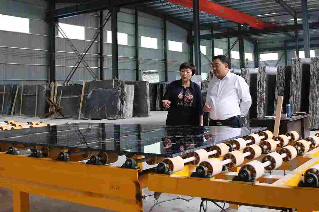 通山县市场监管局对大理石加工企业特种设备安全情况进行突击检查