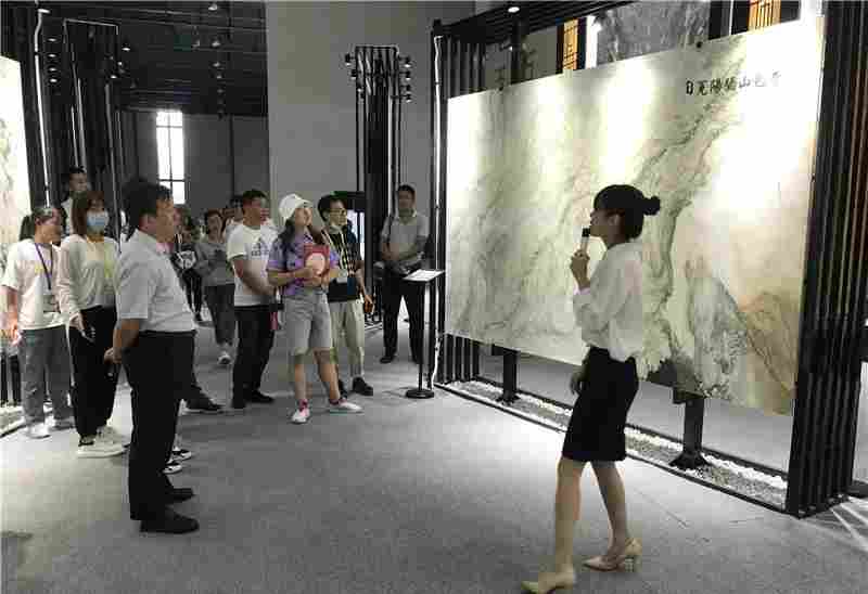 东西部扶贫协作“6＋1”省级媒体山东采访团一行走进中国（安顺）石材城，实地采访镇宁石材产业的发展模式