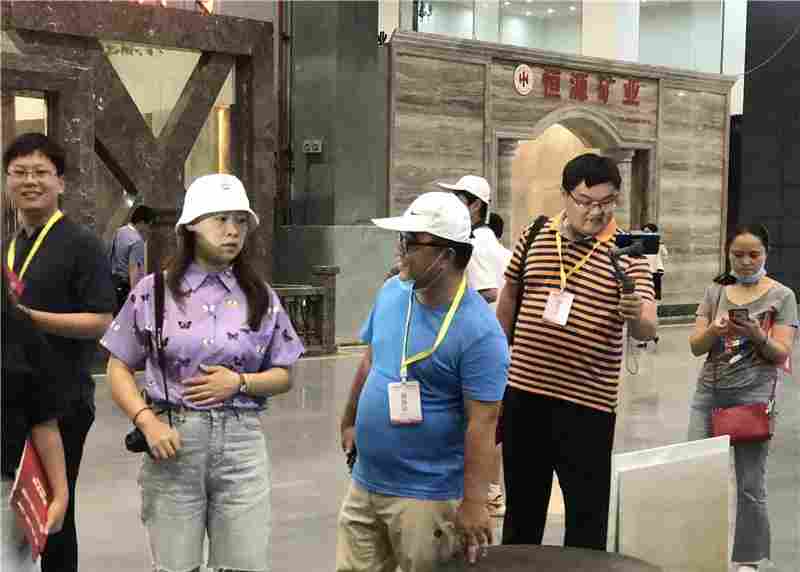 东西部扶贫协作“6＋1”省级媒体山东采访团一行走进中国（安顺）石材城，实地采访镇宁石材产业的发展模式