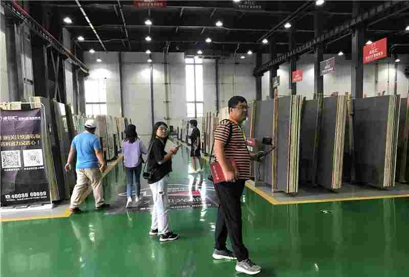 东西部扶贫协作“6＋1”省级媒体山东采访团一行走进中国（安顺）石材城，实地采访镇宁石材产业的发展模式