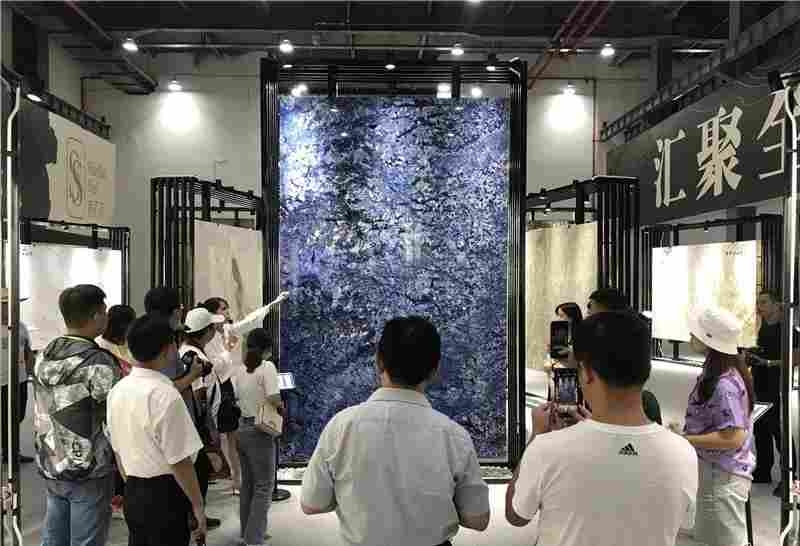 东西部扶贫协作“6＋1”省级媒体山东采访团一行走进中国（安顺）石材城，实地采访镇宁石材产业的发展模式