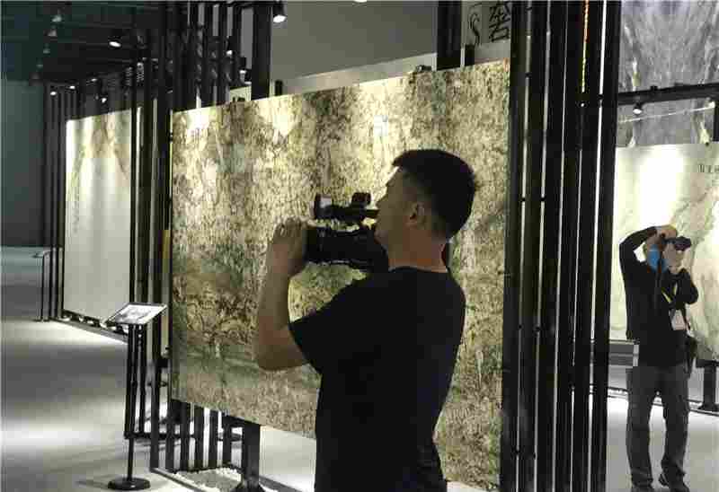 东西部扶贫协作“6＋1”省级媒体山东采访团一行走进中国（安顺）石材城，实地采访镇宁石材产业的发展模式