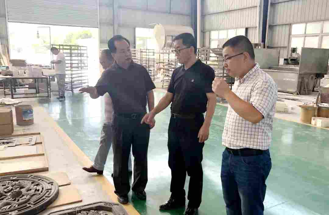 四川雅安宝兴县委副书记、县长罗显泽调研汉白玉企业和汉白玉博物馆打造情况
