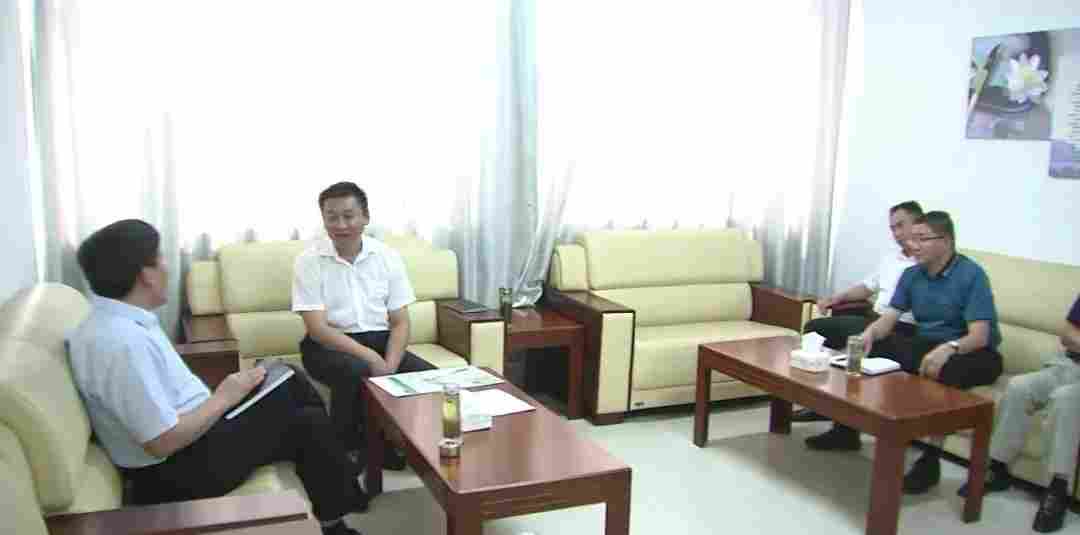 邹城市委副书记、市长杜庆节到石材加工产业园现场办公，听取有关问题情况汇报