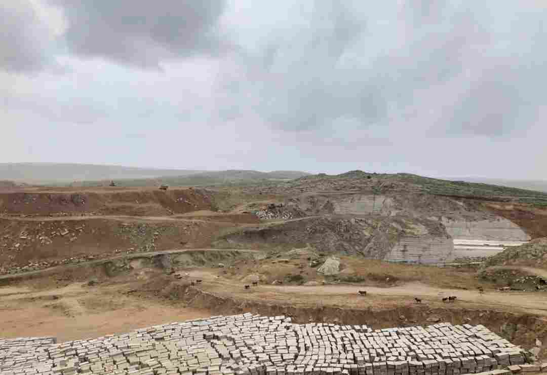 镶黄旗召开露天矿山地质环境综合治理暨绿色矿山建设推进会