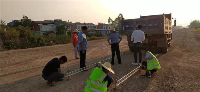 麻城市交通运输局为石材运输修路搭桥，推进交通项目建设