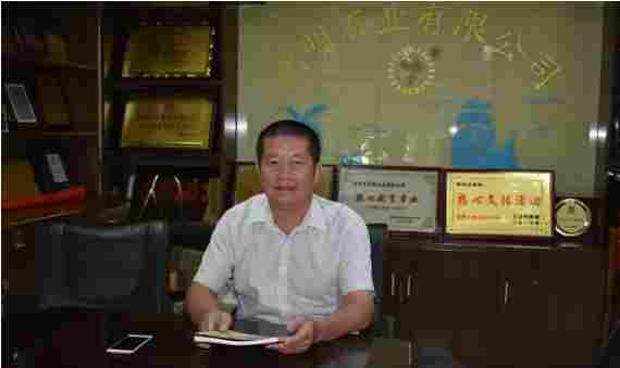 开手扶拖拉机起家的黄明经，如何成为南安石材人敬重的前辈？